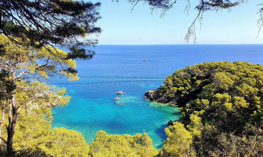 Baia rocciosa e mare turchese delle isole minori Tremiti