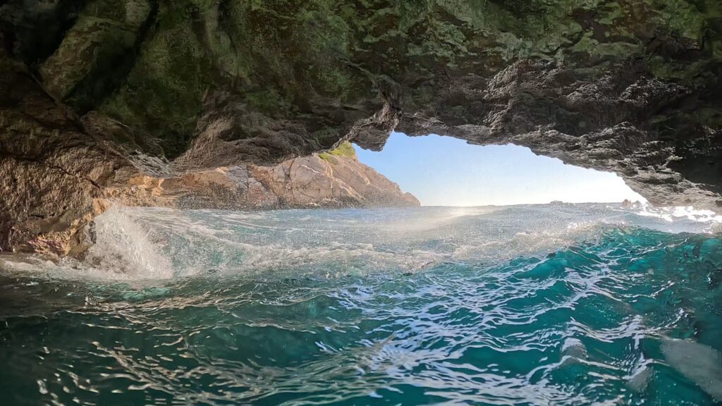 Snorkeling in una grotta marina con acque cristalline mediterranee