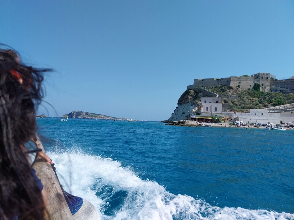 Costa rocciosa delle Isole Tremiti con mare turchese