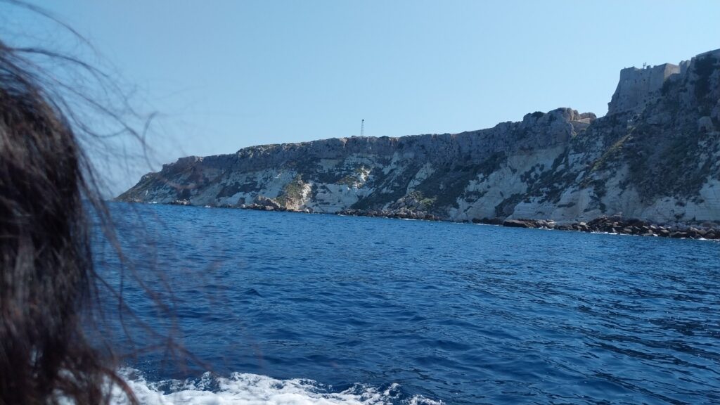 Costa rocciosa e mare cristallino, ideale per escursioni in barca