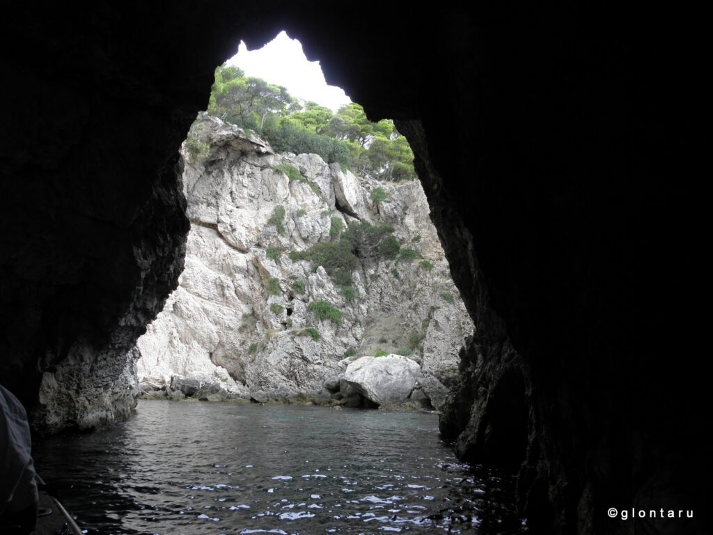 Grotta marina con tunnel naturale nella roccia delle Tremiti