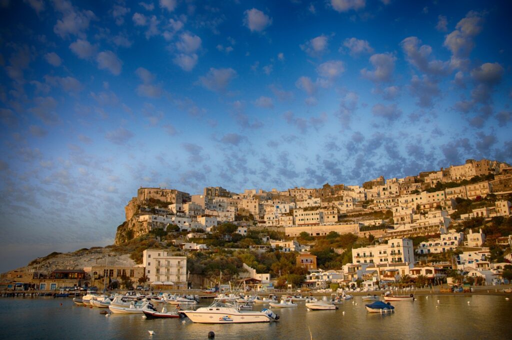 Il borgo di Peschici sulla costa del Gargano