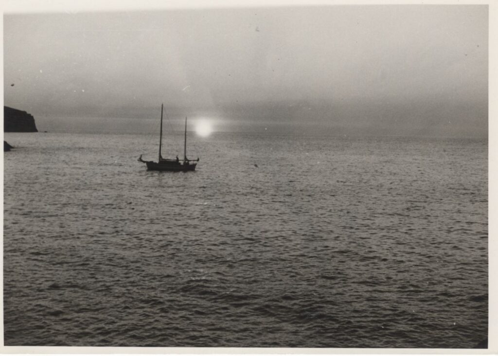 Alba sulle Isole Tremiti, scogliera e mare calmo