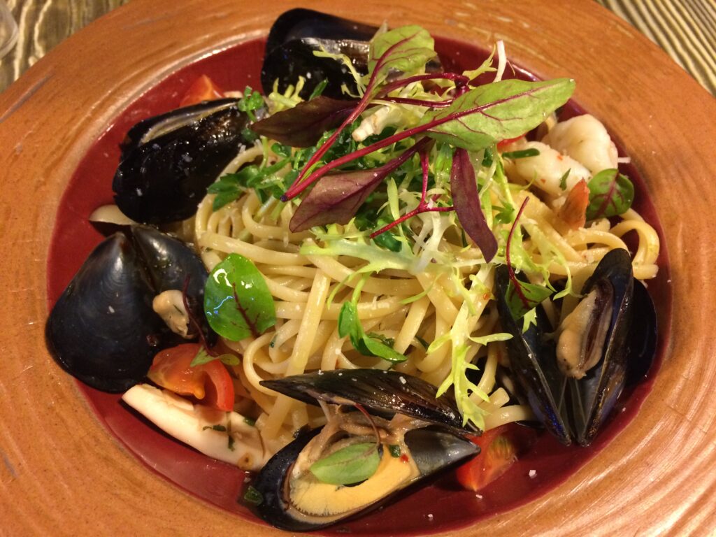Piatto di linguine ai frutti di mare della cucina italiana