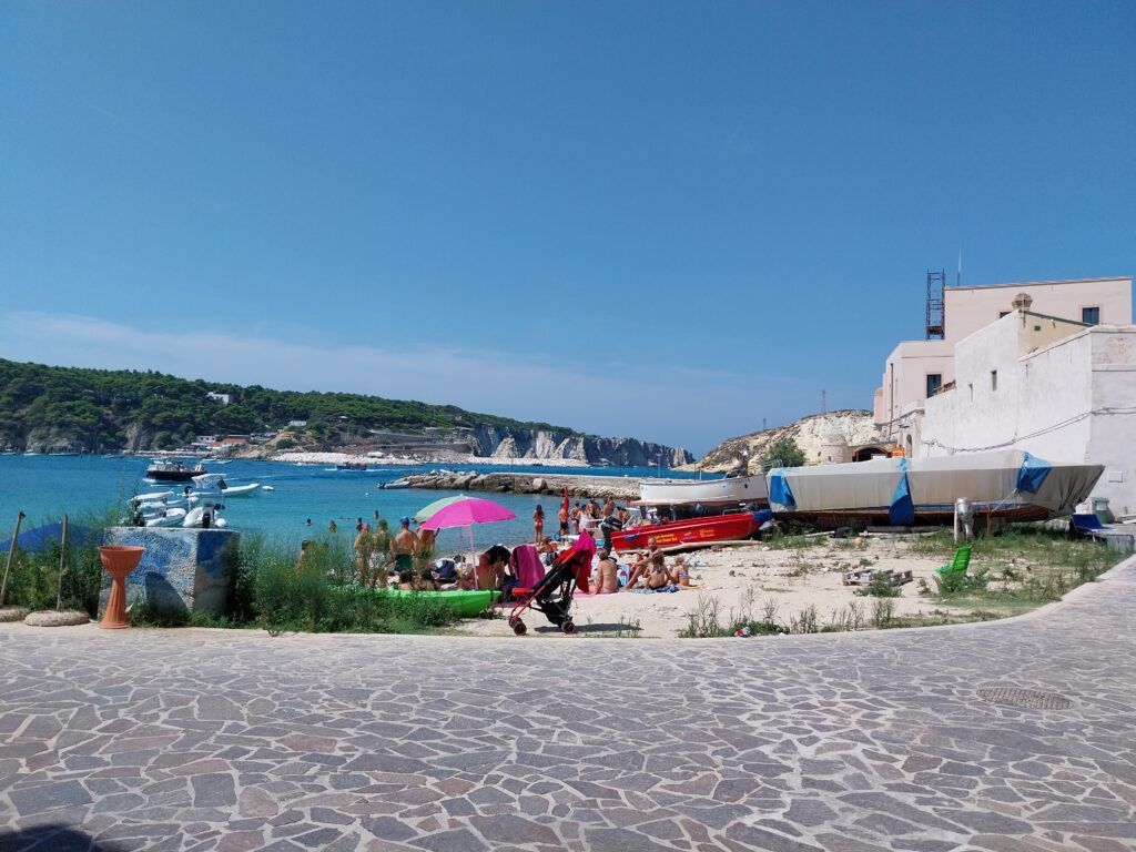 Spiaggia dell'isola di San Domino con acque cristalline
