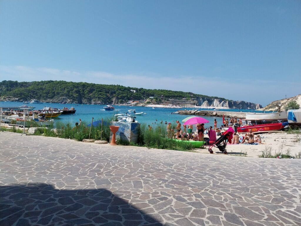Caletta nascosta dell'isola di San Domino con scogliera bianca